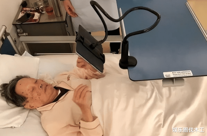 |100岁杨振宁脊椎骨裂入院!躺病床仍强撑工作,翁帆母亲前来看望