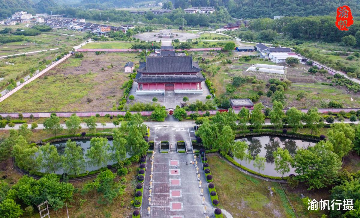 三亚|贵州梵净山下发现一座金殿，里面竟供奉着中国最大的金玉弥勒佛
