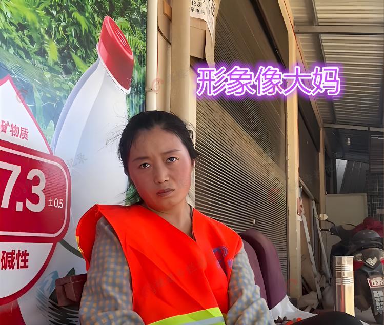 年轻妻子随老公工地搬砖,一个月前后貌似大妈,网友:是同一人吗
