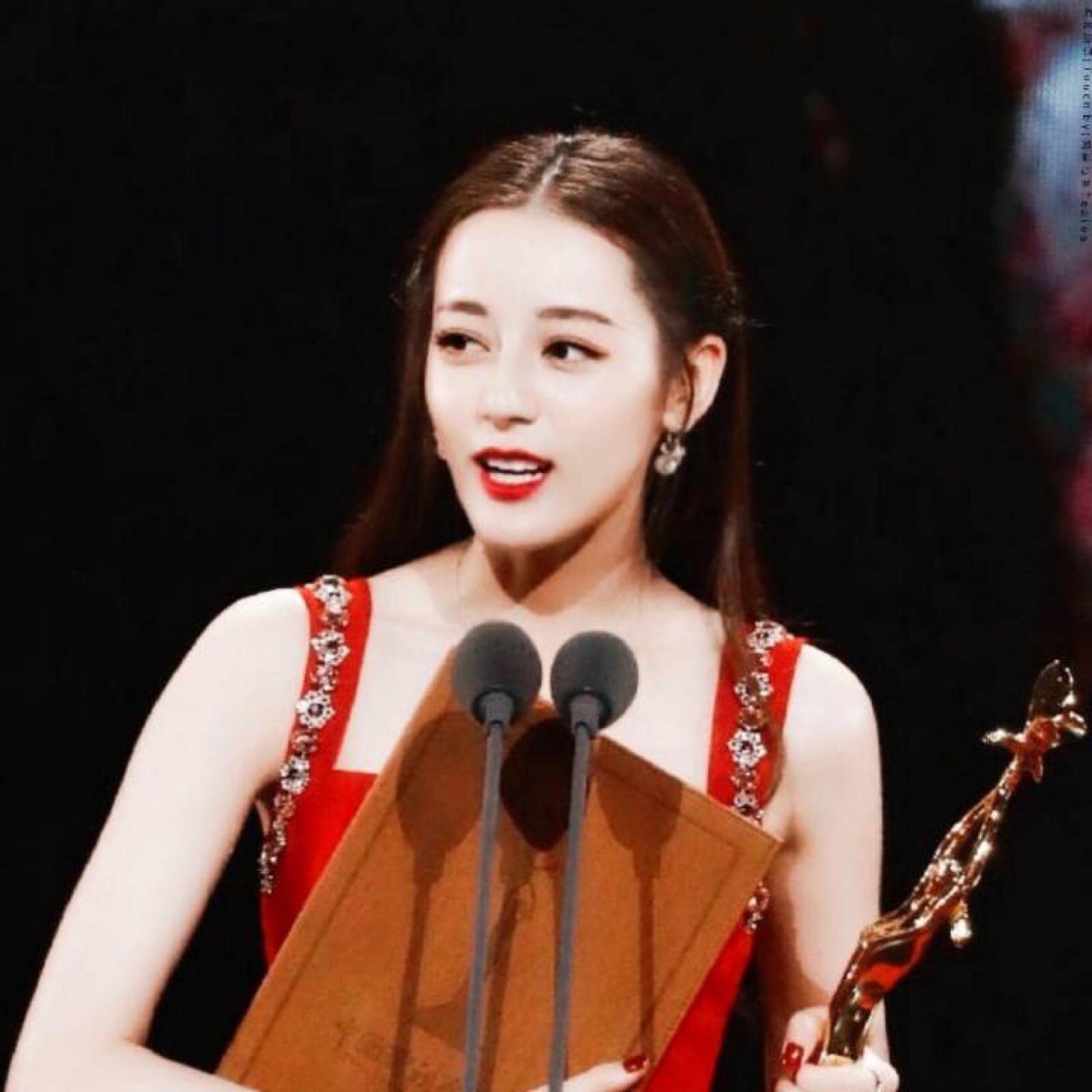 |金鹰奖取消观众喜爱演员奖：迪丽热巴王一博得奖被质疑，去流量化？