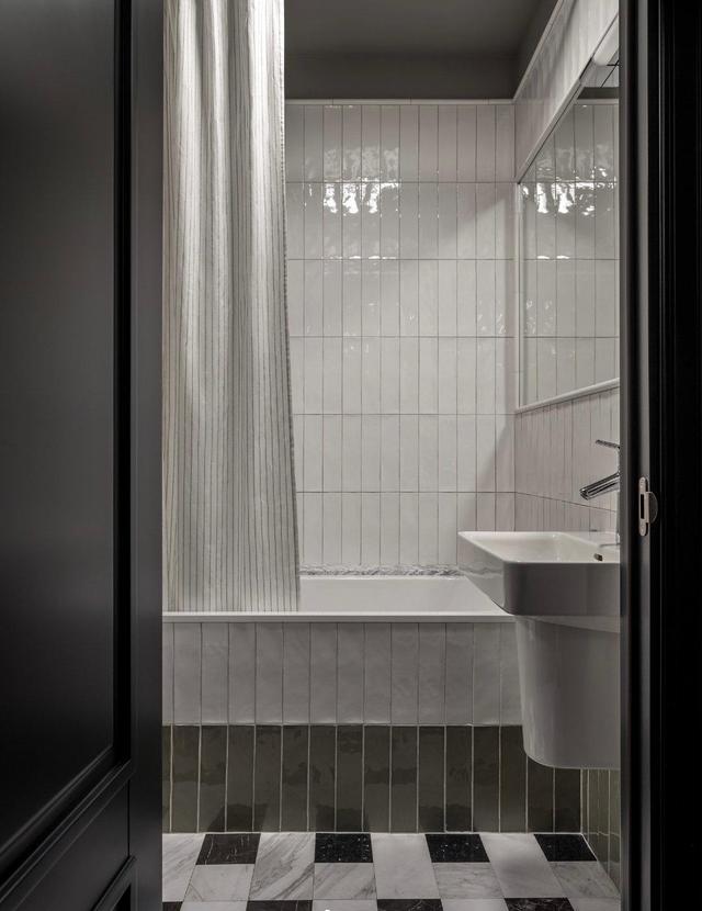 用舒适的深色调+复古风家具，实现老房逆袭，90平公寓的优雅世界