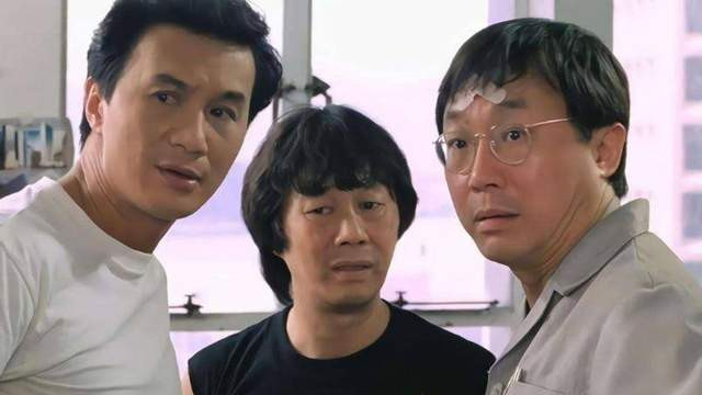 许冠文|80岁许冠文携妻子外出，夫妻同框差距明显，78岁弟弟许冠武随行