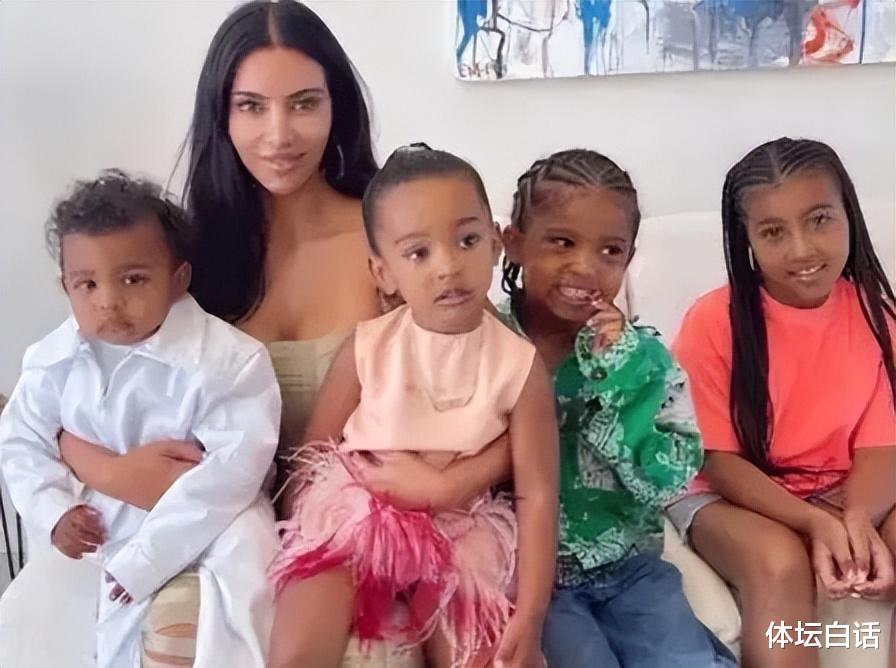 金·卡戴珊|牛皮癣恶化?41岁金-卡戴珊看娃踢球,身材傲人,腿部大块白斑