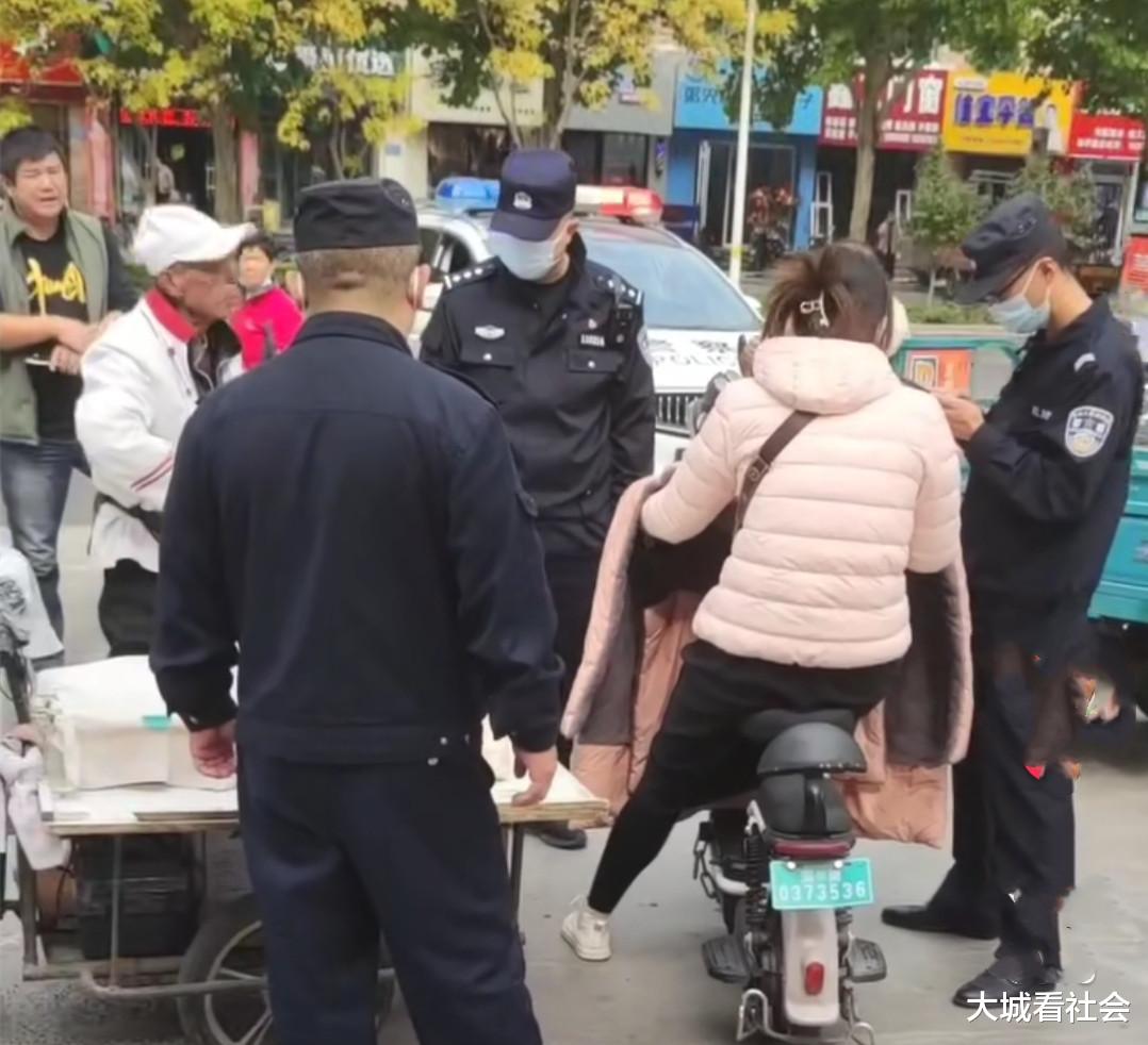 强买强卖?山东一女子要买15元的打糕,老人切完称重54元:必须买