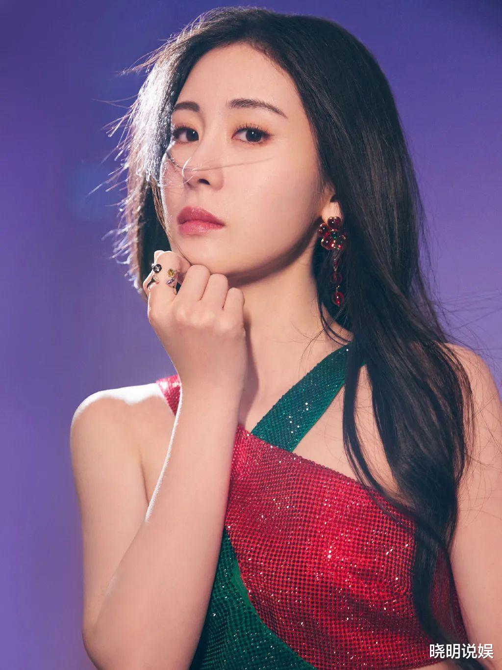 张碧晨|张碧晨“闪光”舞台大放异彩，浪漫红绿吊带白色开叉长裙尽显魅力舞台感十足