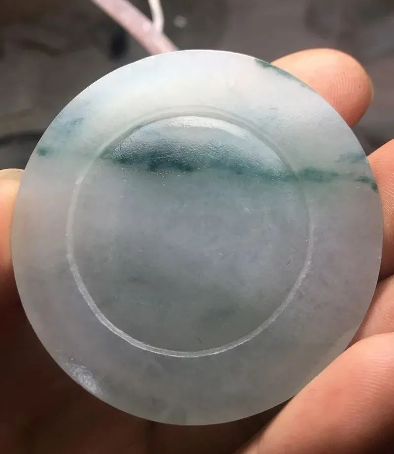 雕刻|糯冰飘蓝花的翡翠手镯芯,玉雕师采用不一样的雕刻手法,效果一样出众