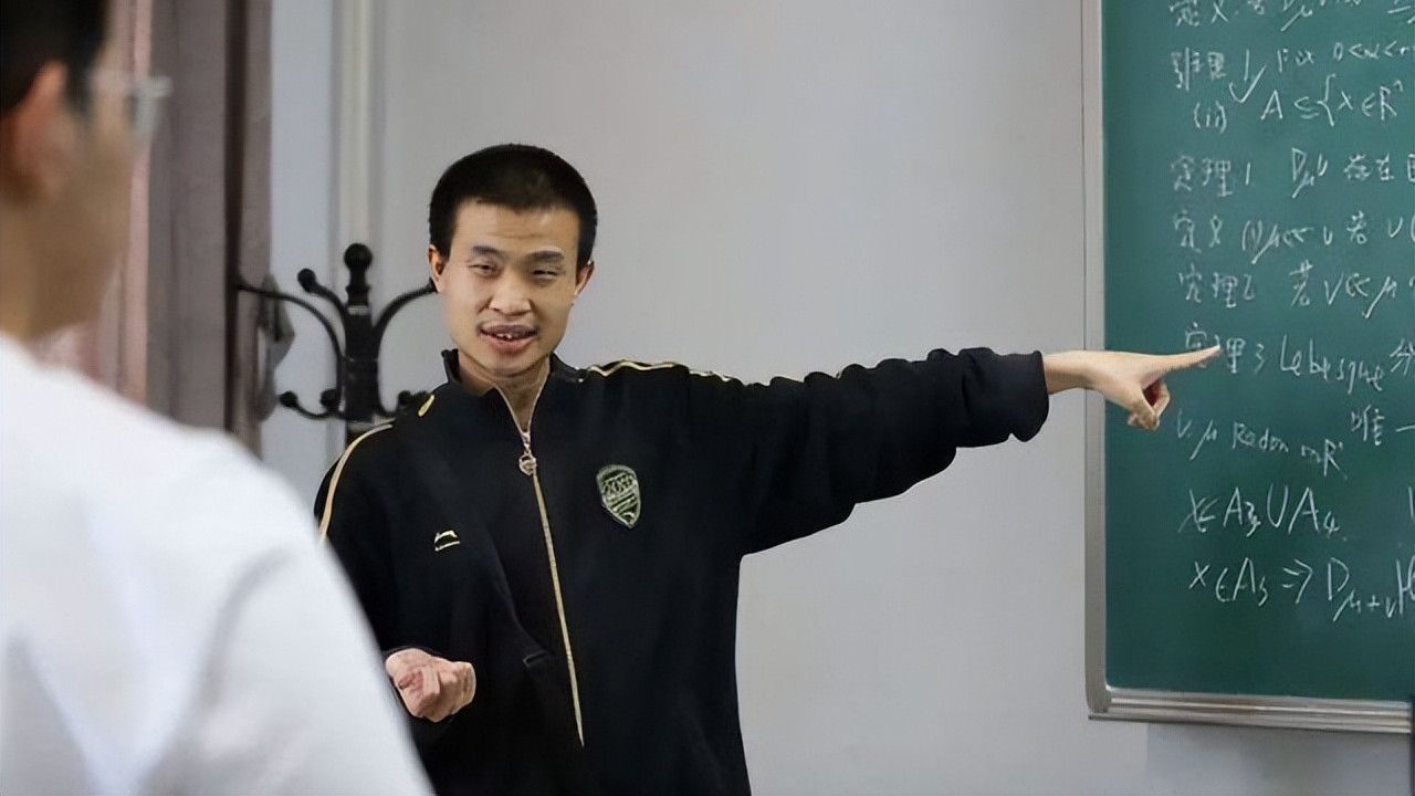 穿衣搭配|韦东奕的“极简简历”火了，通篇只有两句话，比我写两页纸还值钱