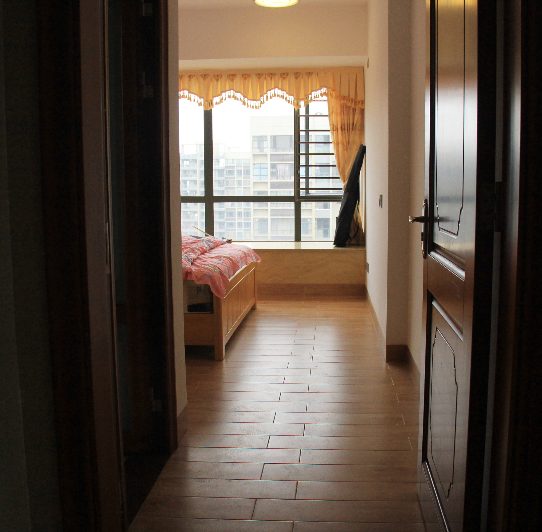 老婆不顾反对偏要全房贴瓷砖，装修好再配上家具 别提有多漂亮