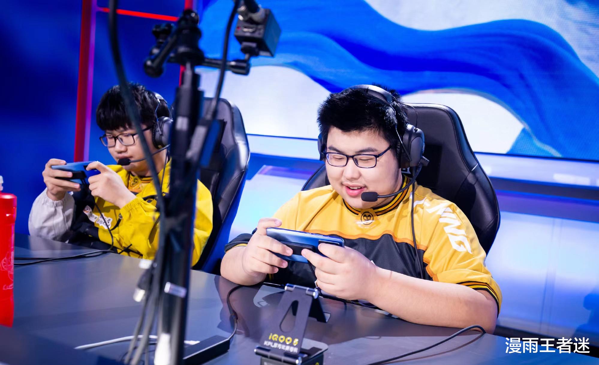 狼队|狼队小胖五排故意输,只为掉分刷国服,职业选手这么做属实不该!