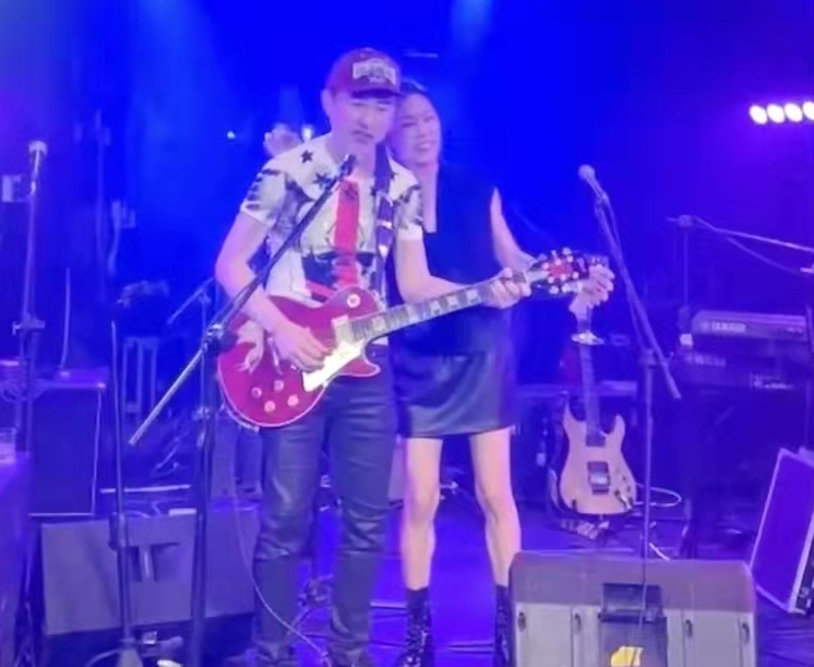 庾澄庆|61岁庾澄庆与小14岁娇妻秀恩爱!用力欢笑太幸福,夫妻感情和睦