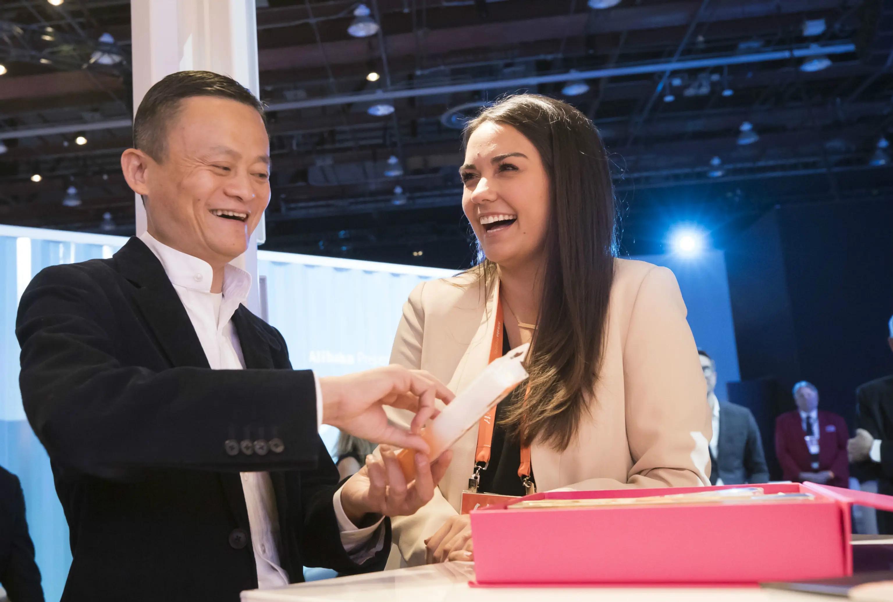 服务业|从创业英雄到万人厌恶的资本家,马云是对是错?人民日报这么说的