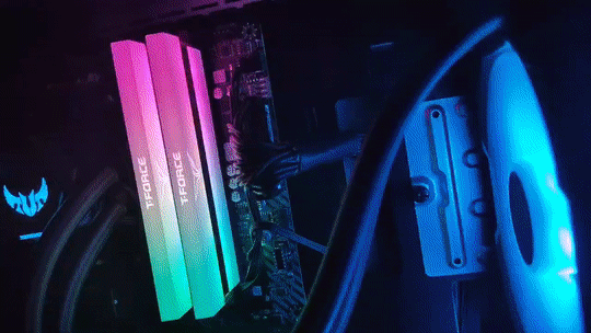 主板|高颜值高性能，一键狂超4133MHz，十铨梦境16GB电竞马甲灯条评测