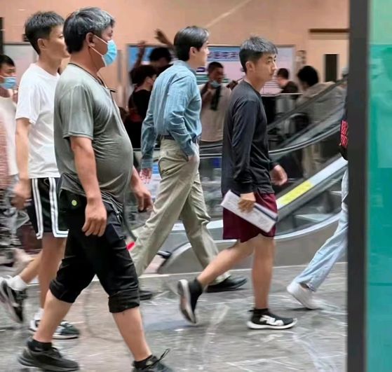 胡歌|合肥：胡歌现身医院拍戏，大热天穿长袖太难了，面容沧桑衰老不少