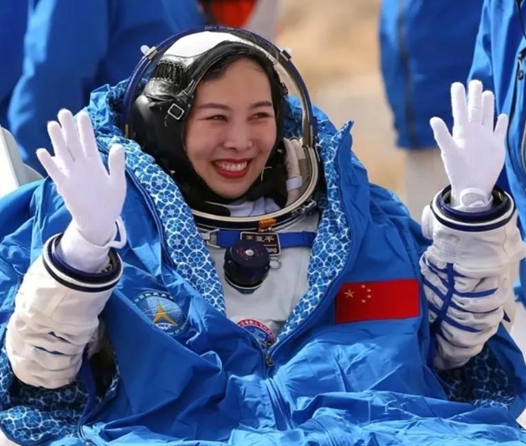 王亚平上天回来后,36岁高龄生下一个女儿,拥有四项优待