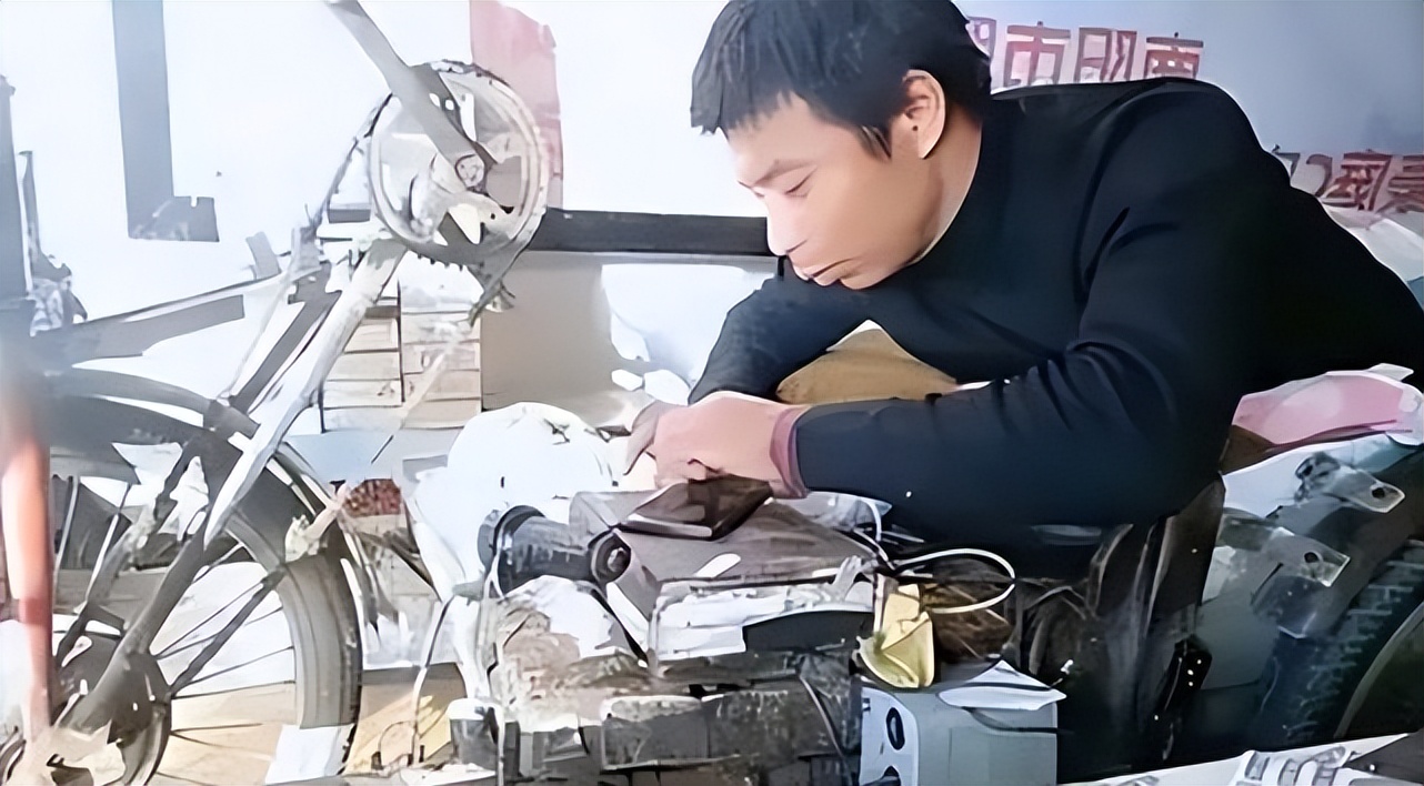 小伙五岁被父亲踹至瘫痪,长大靠手机贴膜为生,多年后竟赚一套房