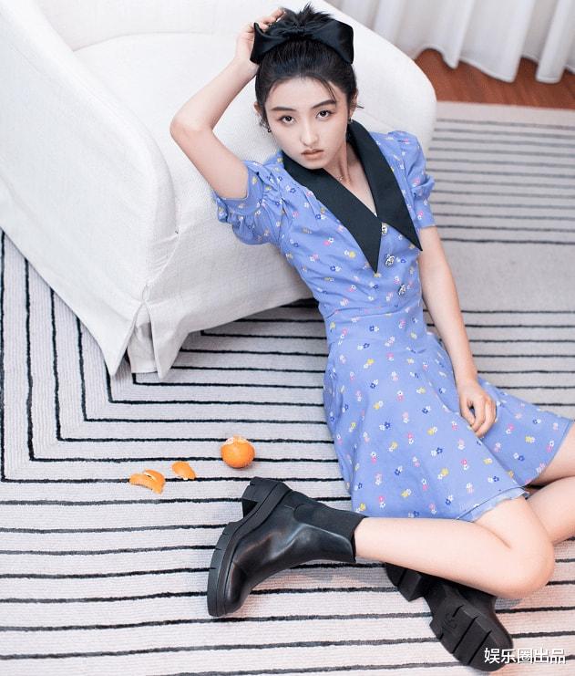 花样滑冰|张子枫坐在地上拍大片，在地上放橘子惹争议，评论区污言秽语