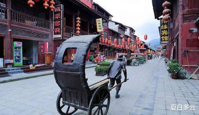 古镇|中国有个霸气的古镇，一条街“横跨三省”，却因一棵树而闻名