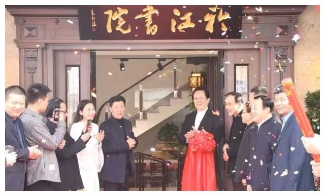 唐国强消瘦腿脚僵硬！与网红握手后反复擦手，被指嫌弃对方引争议