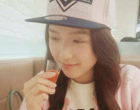 郭嘉文|港姐郭嘉文遭李泽楷冷处理,一人过节显得孤单。