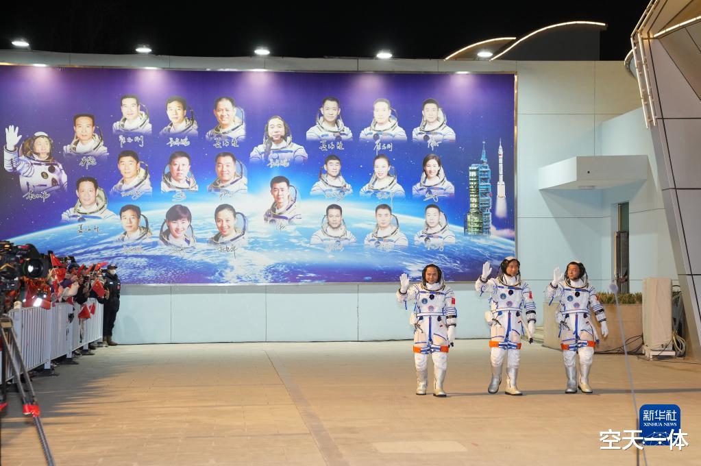出舱近8小时,挑战我国空间站舱外活动极限,神舟十五乘组要干大活