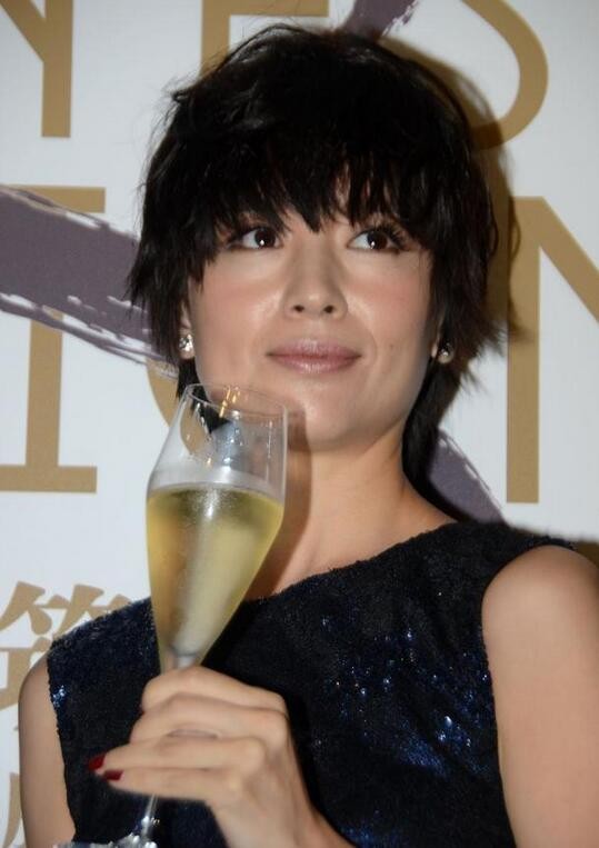 短发 董洁短发造型大翻车，紧身亮片裙穿不出质感，老了10岁不止