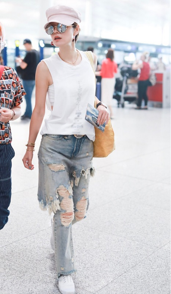 马伊琍|女明星平时穿得也不都很华丽，马伊琍日常穿背心出门，就挺普通的