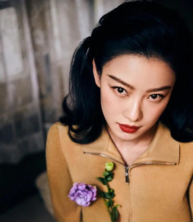 倪妮|倪妮登theBallroom穿红裙大秀美背，复古卷发演绎东方韵味