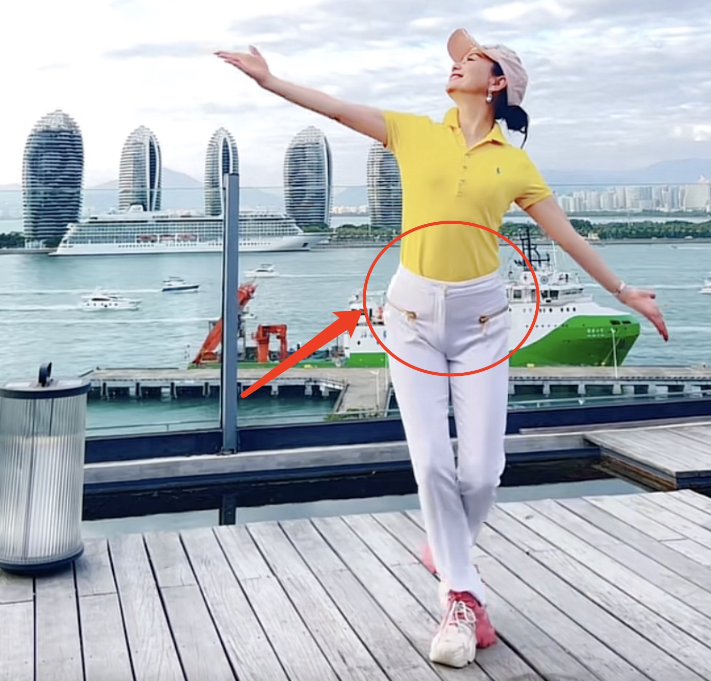 谭梅|朱军52岁妻子谭梅秀舞姿,穿高腰裤暴露腰间赘肉,舞蹈水平遭质疑