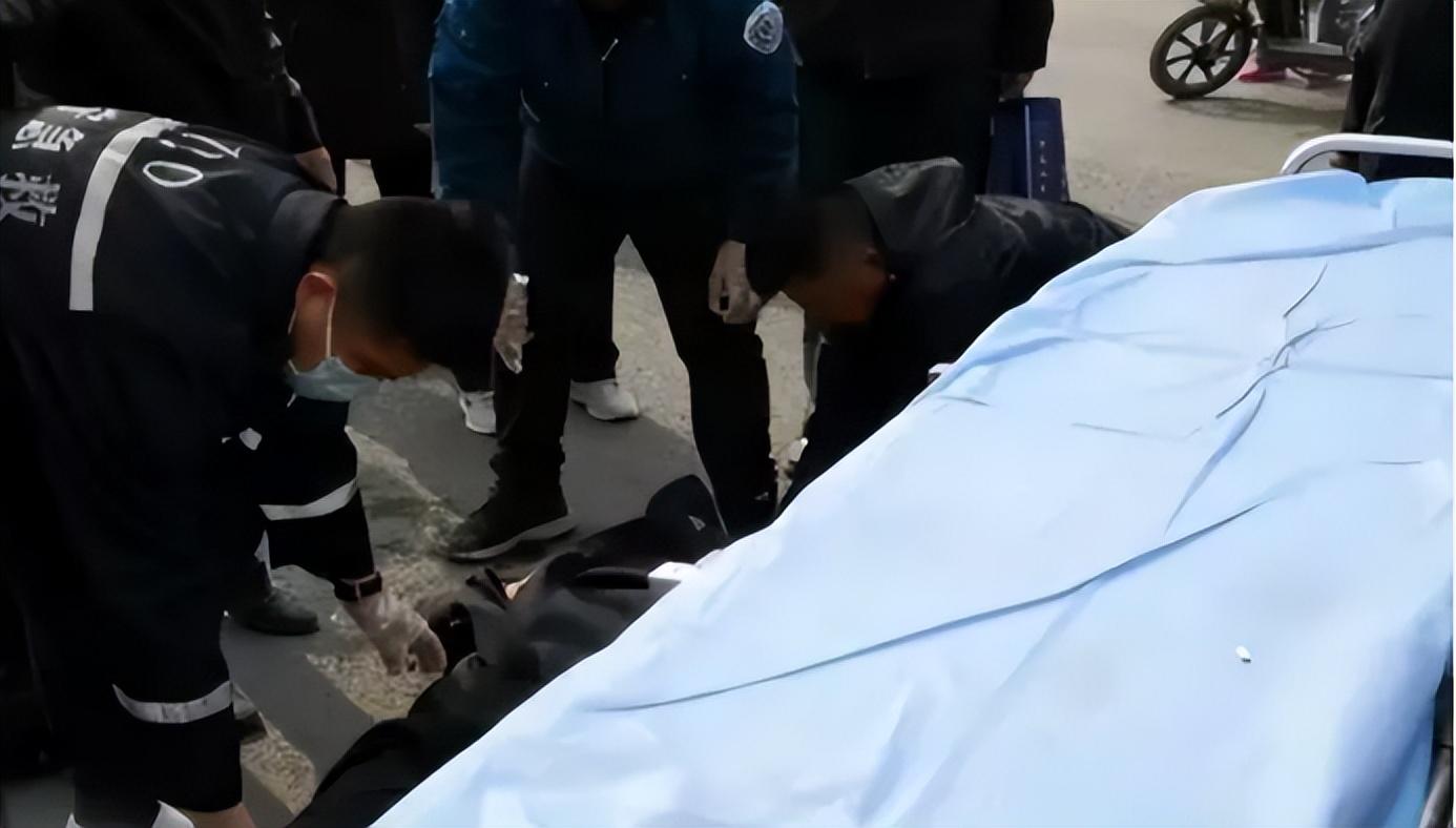 大爷|2014年老教授晨练时被女孩撞晕,醒后对儿子说:把一万元退给人家