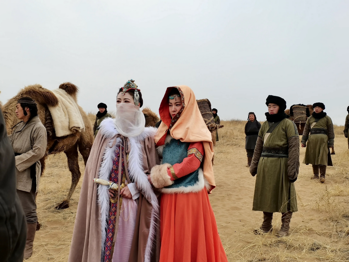 姐姐|以个人魅力为角色添彩!周海媚在新片中惊艳出场,让观众眼前一亮