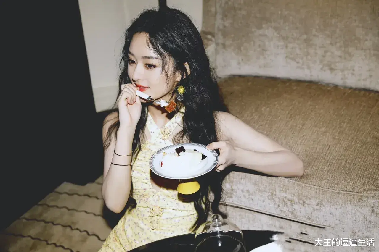 赵丽颖|赵丽颖终于“任性”一回，穿黄色碎花惊艳亮相，秀出纤细小蛮腰。