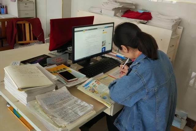 数学|教师们“办公桌现状”,英语老师桌面堆积如山,看到体育老师笑了