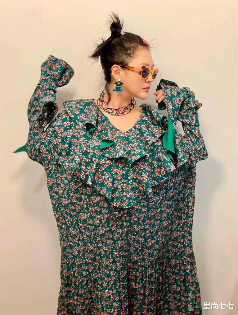 小S|拼四胎?小S近照曝光只胖肚子不胖腿,八字脚坐姿动作笨重显孕相