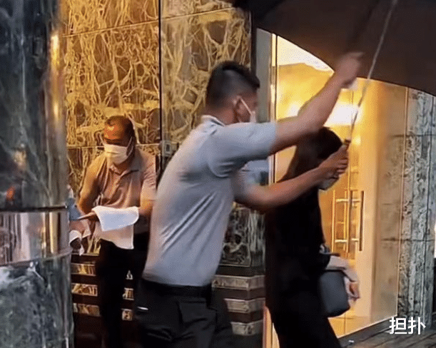 刘銮雄|刘銮雄一套衣服几十万，穿起来却像是病服，如今出门还要保镖扶着