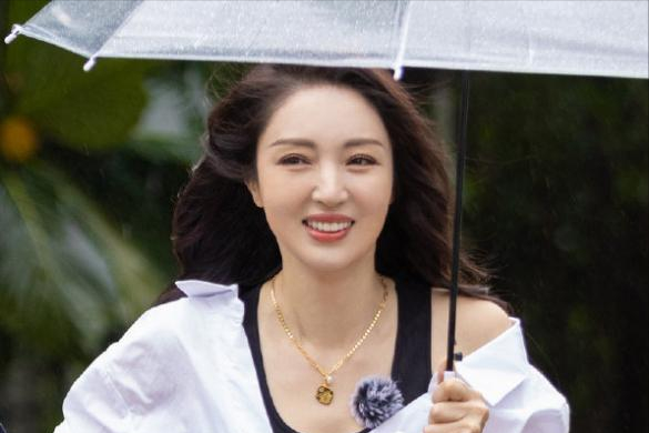 董璇|董璇:疑换钱为前夫作保?离婚后经常外出旅游,自认二婚难择偶