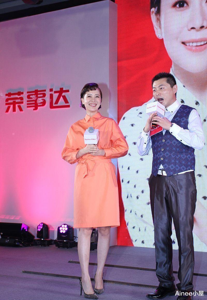 裙装 海清也有这么招摇的时候,V领裙显出丰满身形,短发看着好精神