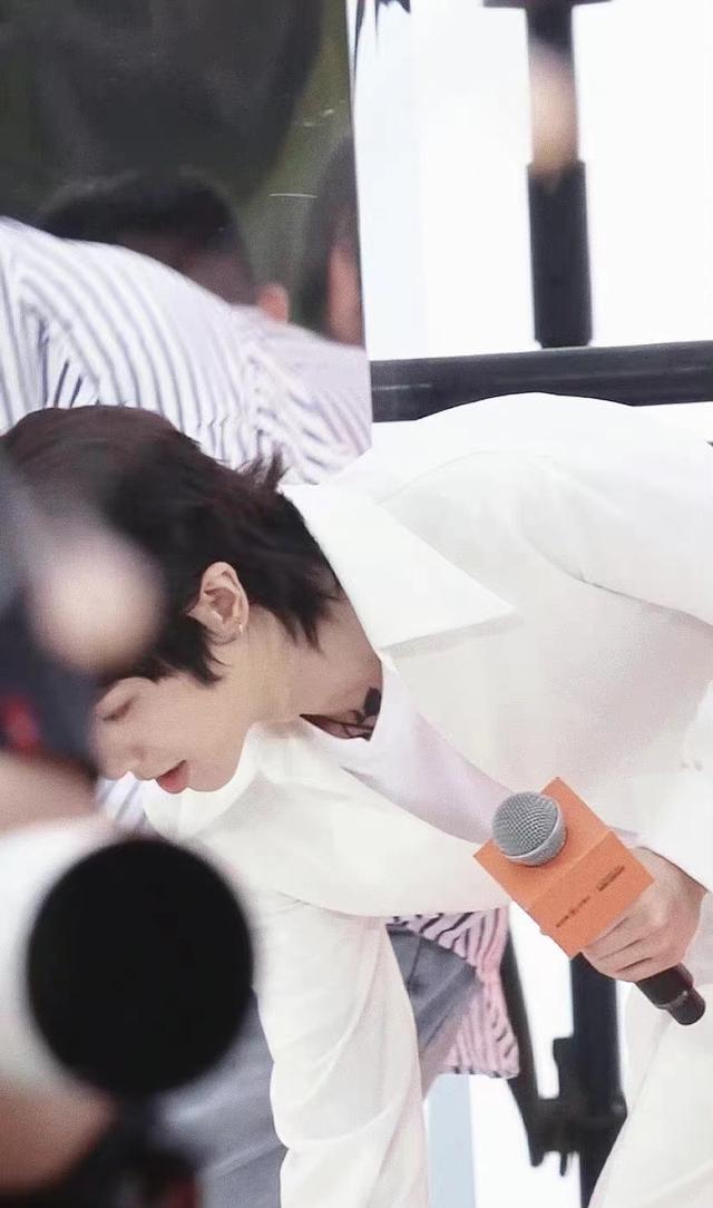 华晨宇|华晨宇纹身了？这个少年叛逆来的有些晚