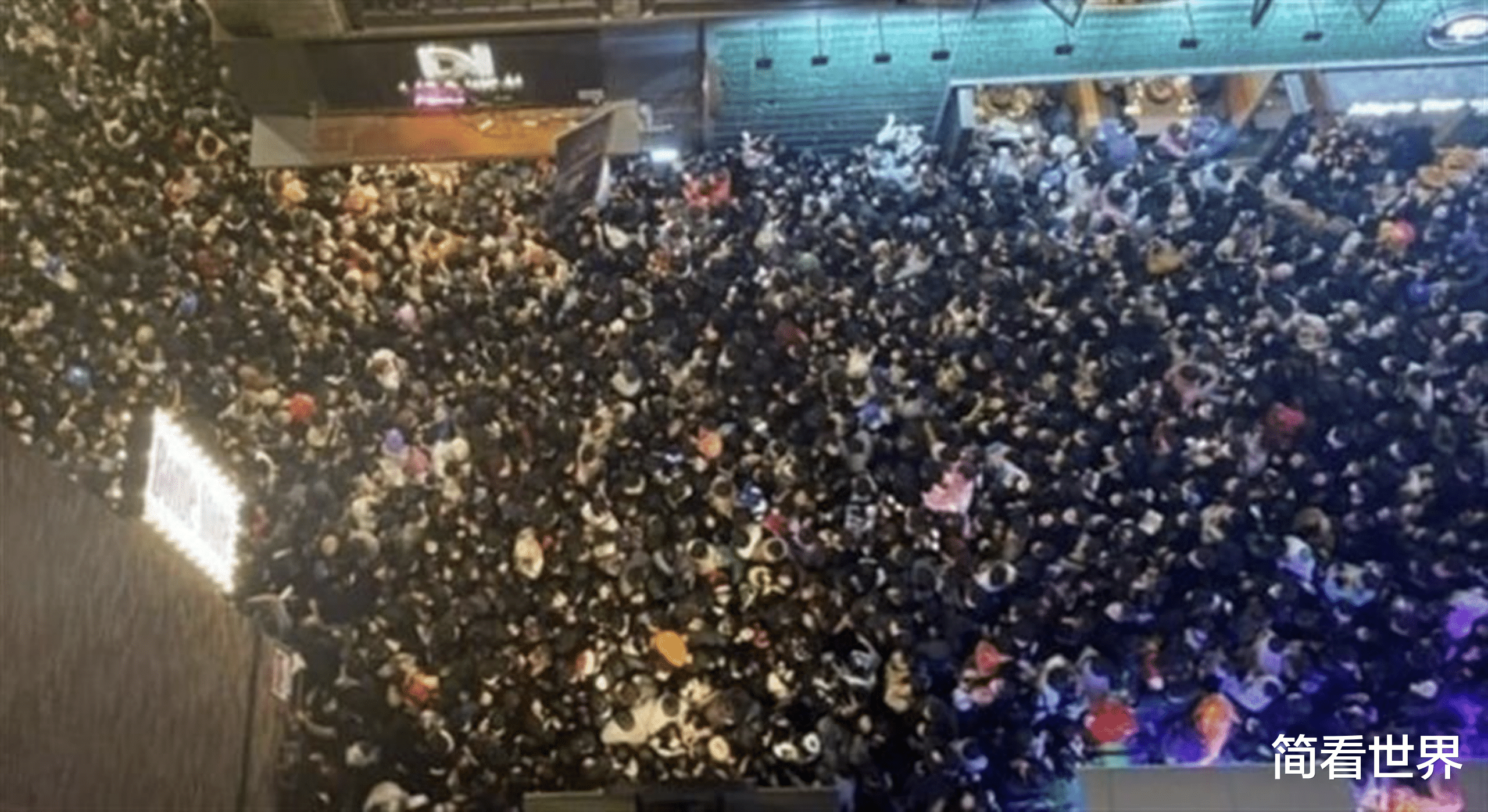 韩国死亡小巷长45米宽仅4米,活人堆叠像坟墓,女孩撕心裂肺喊叫
