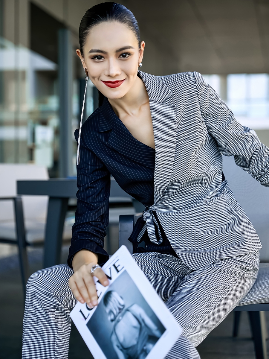 西装|建议职场女性多学学周涛的西装穿搭法则,50岁也能演绎温柔和飒爽 。