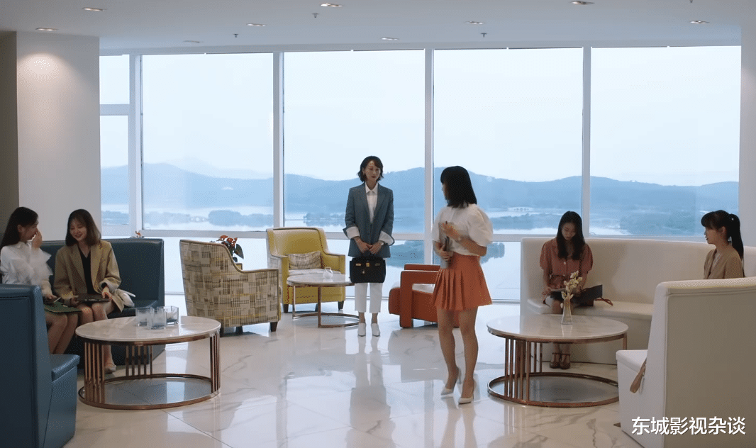 相逢时节|相逢时节：四十岁重返职场，背十万名牌包的陈昕儿，活该被孤立？