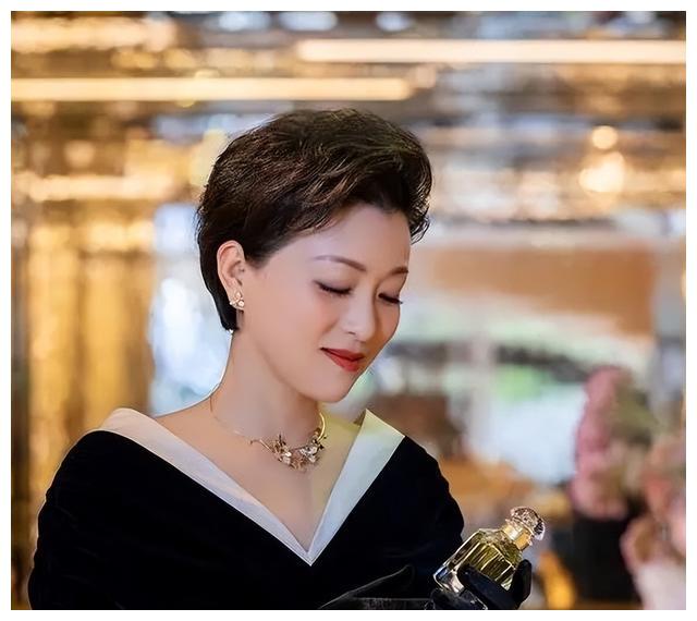 医生 杨澜美到国外去了，54岁穿黑色丝绒裙优雅大气，不愧是前央视一姐