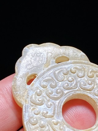 和田玉籽料|战汉 和田玉籽料 白玉受沁 勾云纹 出廓玉璧 挂件