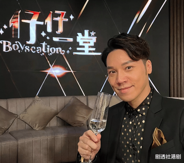 |身家50亿！香港知名男星39岁才迎来初恋，与丈夫结婚六年恩爱如初