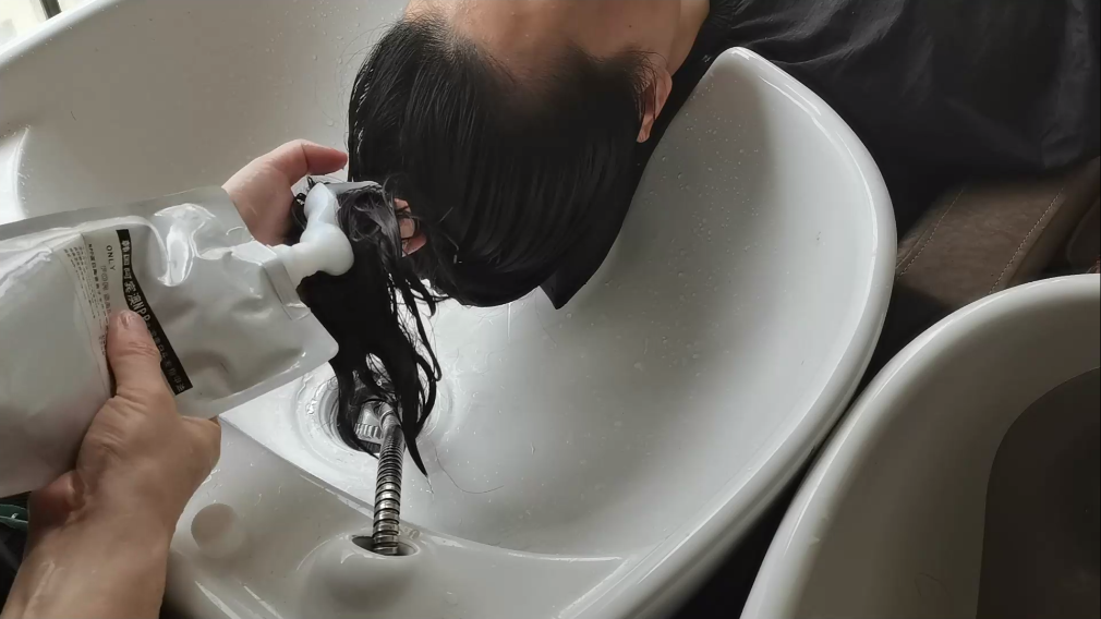 烫发 热烫二号剂发热的危害很大,对发质伤害大,干枯毛躁也会影响品质