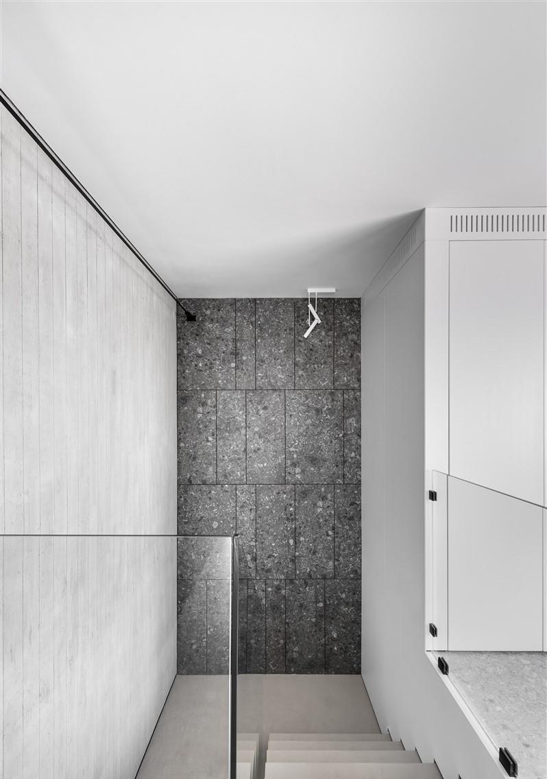 178㎡复式上下2层，装修大气雅致看不出一丝的俗气，大阳台好舒服