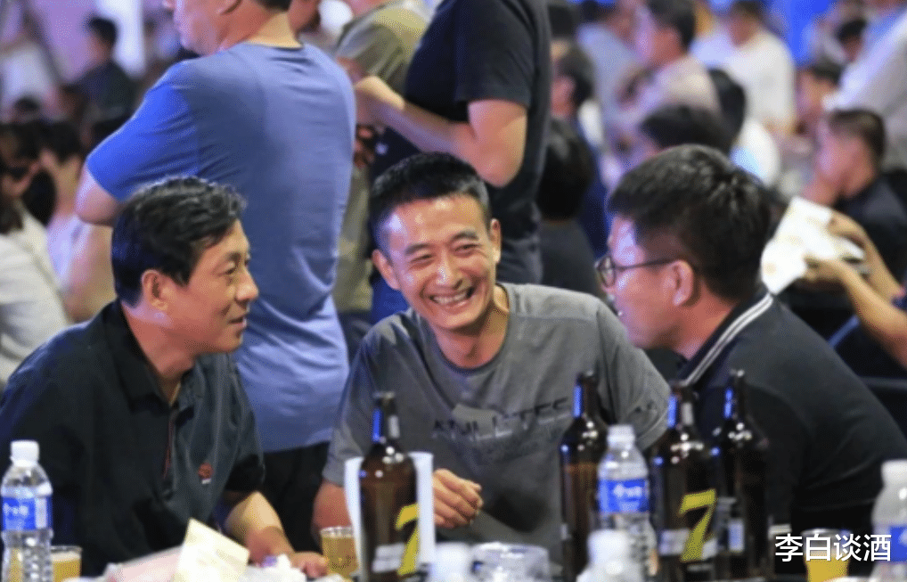 提醒中年男人：无论什么场合喝酒，都别做这3件事，免得讨嫌