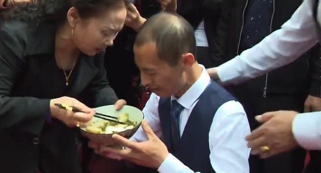 富商儿子2岁离奇失踪,32年后在山区找到,认亲会“跪食”父母恩