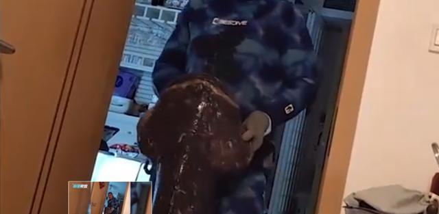 凡尔赛|男子钓大鱼跟妻子炫耀，一阵数落后乖乖去做饭，网友：太凡尔赛了