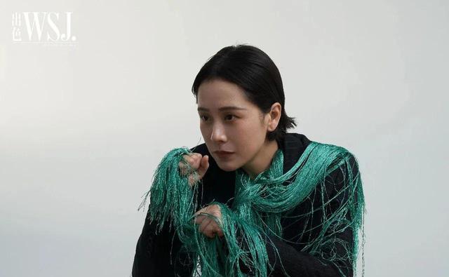 迪丽热巴|海清《出色》开年刊封面,全程黑丝又美又酷,横躺桌上太霸气