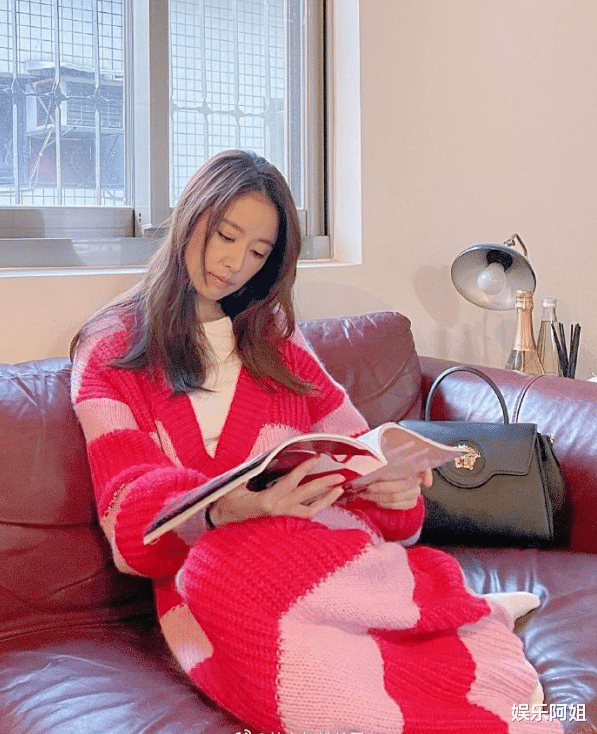 林心如|45岁林心如晒美照营业!穿毛衣躺沙发知性温柔,状态妥妥慕了